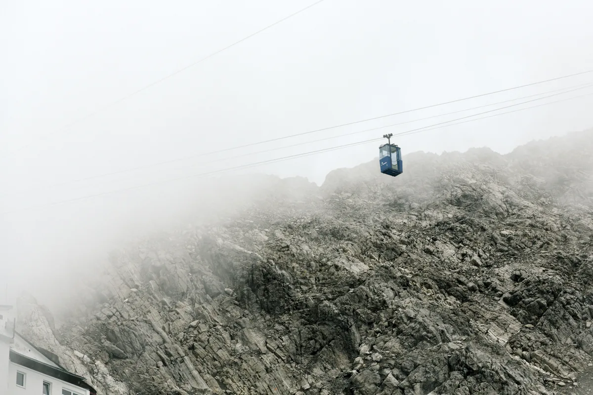 Seilbahn am Arlberg im Nebel – Freizeit für Hotelmitarbeiter in St. Anton am Arlberg
